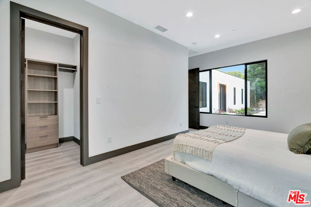 19513 Cantara Street, Reseda CA: https://media.crmls.org/mediaz/4e8e4099-a4c6-41d8-b799-834bd4dc5656.jpg