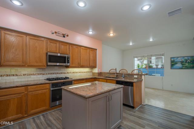 Detail Gallery Image 7 of 41 For 279 Camino Toluca, Camarillo,  CA 93010 - 3 Beds | 3 Baths