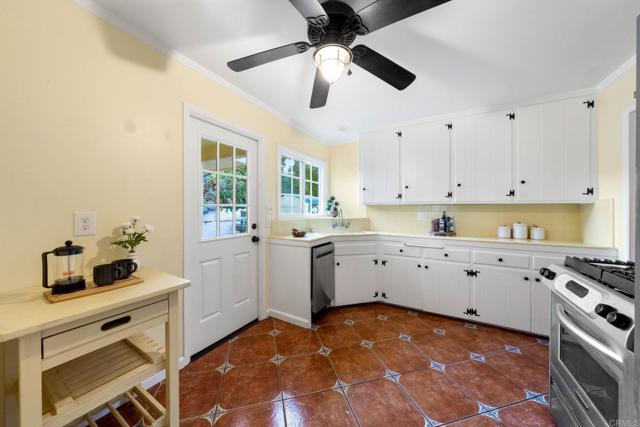 4920 Elsa Road, San Diego CA: https://media.crmls.org/mediaz/4e8ed015-926f-4751-a9b3-399add638ced.jpg