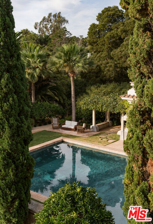 Pool + pool house