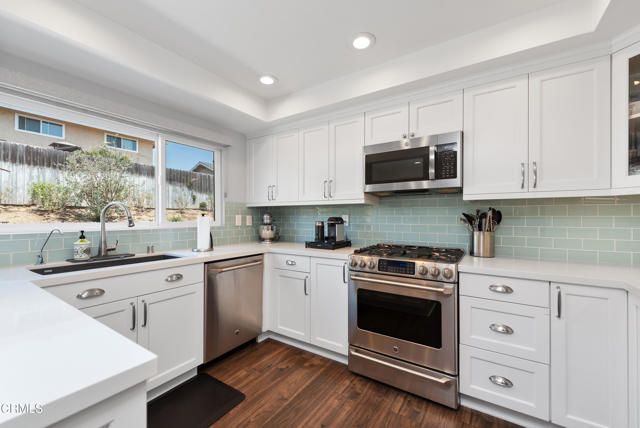 Detail Gallery Image 16 of 34 For 1525 Lyndhurst Ave, Camarillo,  CA 93010 - 4 Beds | 2/1 Baths