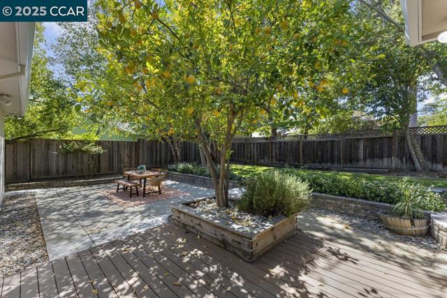 41 Iris Ln, Walnut Creek CA: https://media.crmls.org/mediaz/4e90363b-bc69-4082-8b58-cd8a444e5579.jpg