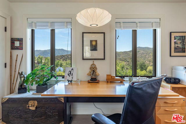 1045 Cold Canyon Road, Calabasas CA: https://media.crmls.org/mediaz/4e906f26-df2f-476f-b026-b54832f056d4.jpg