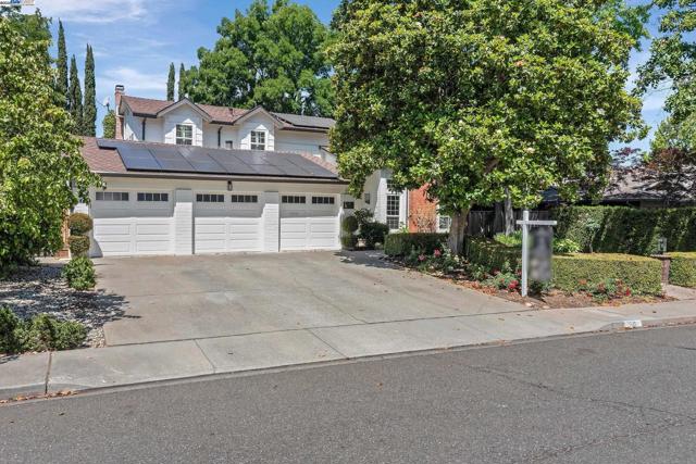 519 Ellesmere Dr, Walnut Creek CA: https://media.crmls.org/mediaz/4e917bbc-50f6-4599-84d7-5025e6246eae.jpg