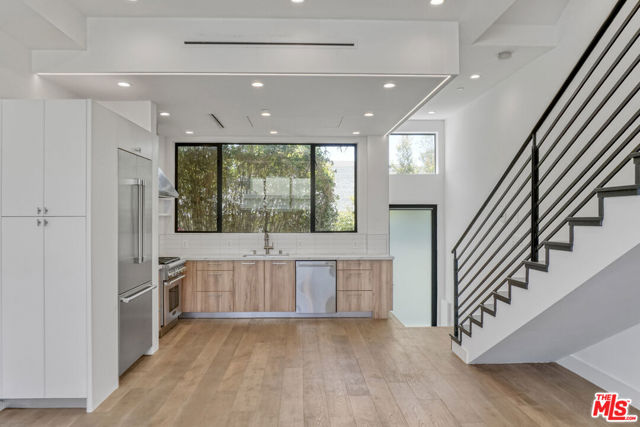 1445 1/4 N Martel Avenue, Los Angeles CA: https://media.crmls.org/mediaz/4e92868f-c7be-4603-b01b-d6a0dfb7d0b3.jpg