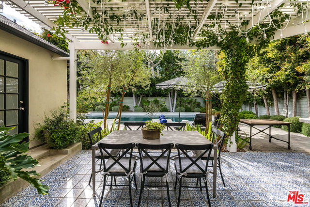 13109 Valley Vista Boulevard, Studio City CA: https://media.crmls.org/mediaz/4e948121-98a8-4c77-86cc-9c50d42b3e53.jpg