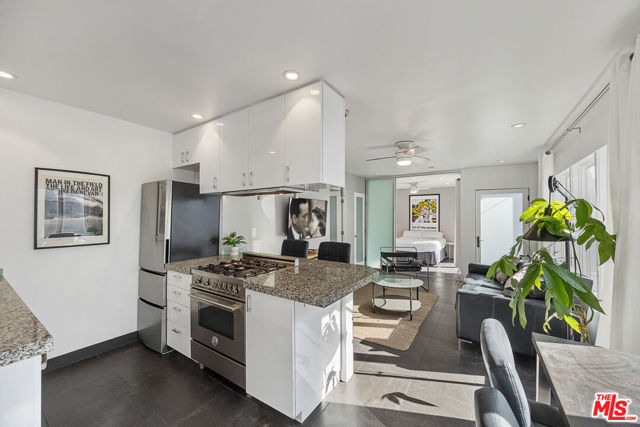 11 24th Avenue, Venice CA: https://media.crmls.org/mediaz/4e94e858-6d3d-4b3a-9d36-9c3104813303.jpg