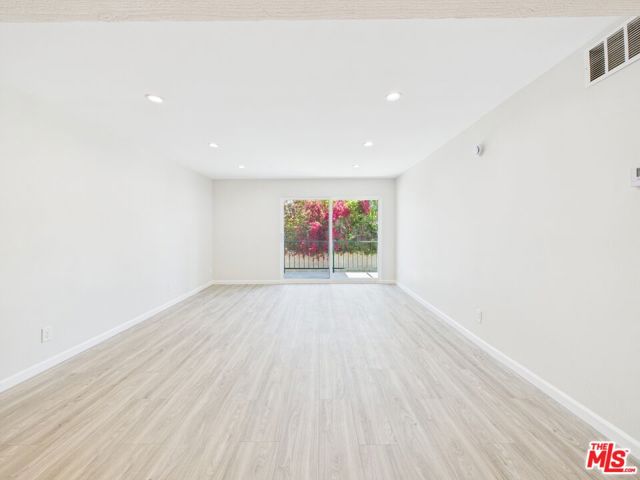 5460 White Oak Avenue, Encino CA: https://media.crmls.org/mediaz/4e961868-403d-4c4d-a6f8-a6286c18f8ef.jpg