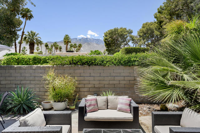 2006 E Sandalwood Drive, Palm Springs CA: https://media.crmls.org/mediaz/4e964d52-8e52-4397-8d56-bfbd5b9b8682.jpg