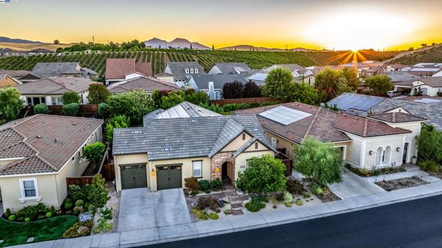 1748 Veneto Ln, Brentwood CA: https://media.crmls.org/mediaz/4e9667c3-39c4-4bd0-ac79-36a893b35127.jpg