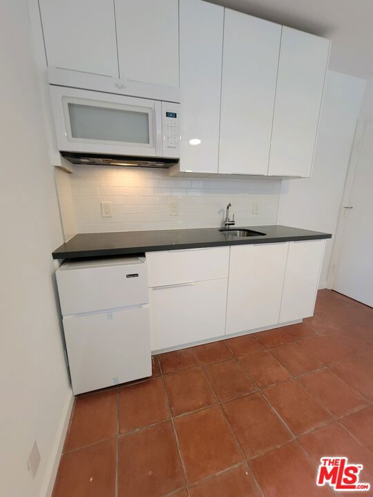 109 Brooks Avenue, Venice CA: https://media.crmls.org/mediaz/4e97263f-4c9c-465c-9310-d1a6779616e9.jpg