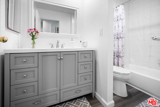 11911 Magnolia Boulevard, Valley Village CA: https://media.crmls.org/mediaz/4e97ffc1-df55-4ffa-81ea-a94dab044b1a.jpg
