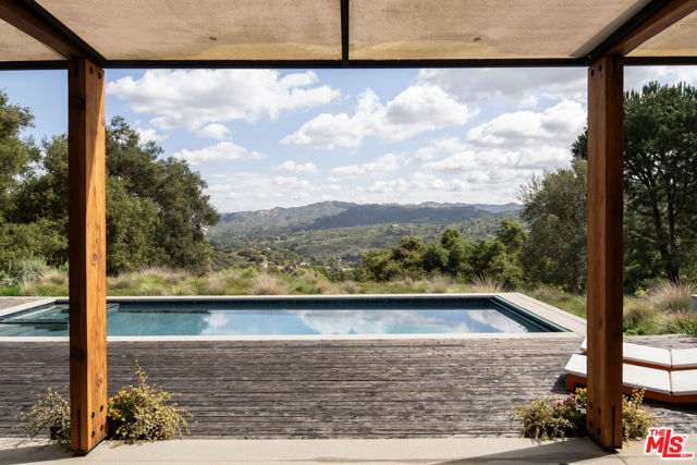 22575 Monte Vista Drive, Topanga CA: https://media.crmls.org/mediaz/4e98d319-9901-4ced-8dac-d6d9cfa8d468.jpg