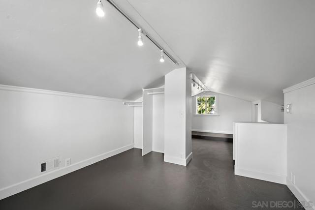 311 B Ave, Coronado CA: https://media.crmls.org/mediaz/4e994d16-c921-4870-8b81-ee5bb8d757ae.jpg
