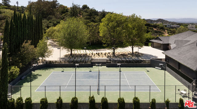 16401 Mulholland Drive, Los Angeles CA: https://media.crmls.org/mediaz/4e998006-6e12-43c3-8fde-53b44df8511e.jpg