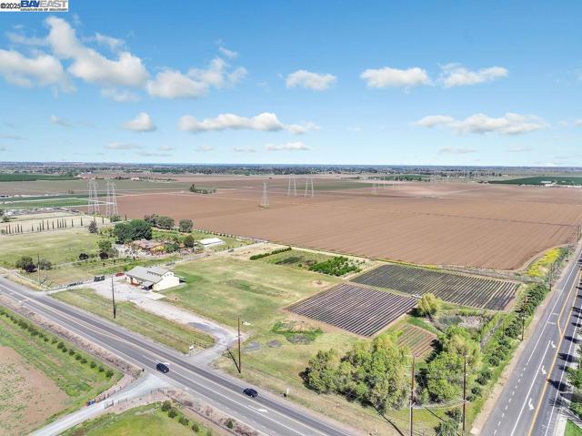 8091 Balfour Rd, Brentwood CA: https://media.crmls.org/mediaz/4e9a33ac-6a6f-457b-9e59-a87fbdb1c6f3.jpg