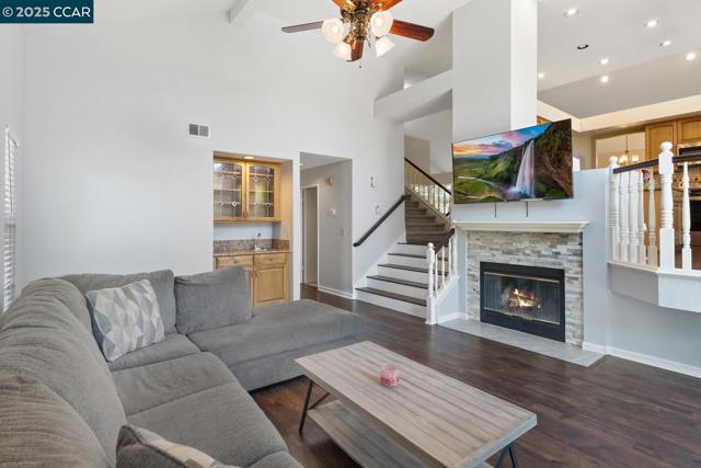 313 Willowwood Ct, Vacaville CA: https://media.crmls.org/mediaz/4e9ab15b-53e0-4514-a705-670c1abf5e87.jpg