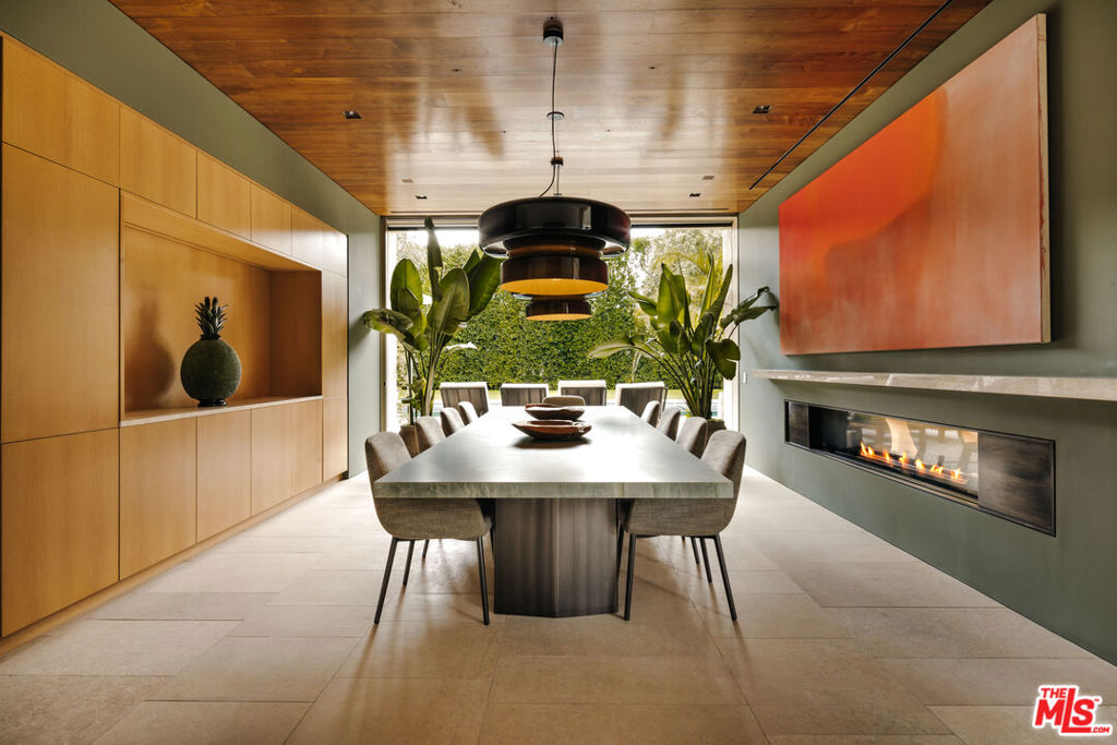 https://media.crmls.org/mediaz/4e9b16f2-6076-4cb2-9eea-c1d1a348a596.jpg?preset=X-Large