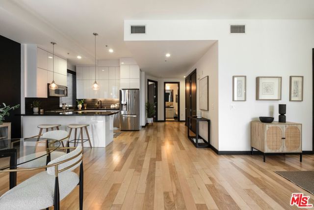 655 S Hope Street, Los Angeles CA: https://media.crmls.org/mediaz/4e9b20a3-7b39-467c-9941-a509f31b3699.jpg
