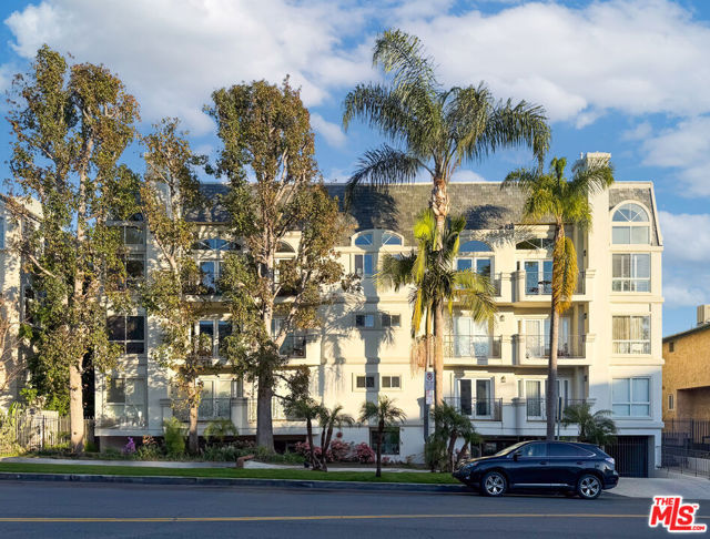 11690 Montana Avenue, Los Angeles CA: https://media.crmls.org/mediaz/4e9b500e-c016-4c3c-a334-bb5ed91502ea.jpg