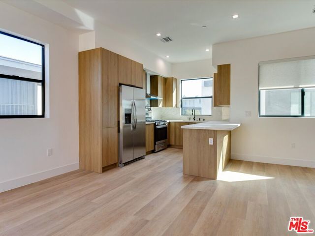 2817 S Redondo Boulevard, Los Angeles CA: https://media.crmls.org/mediaz/4e9c5c37-1d1b-4726-8387-f4490326387d.jpg