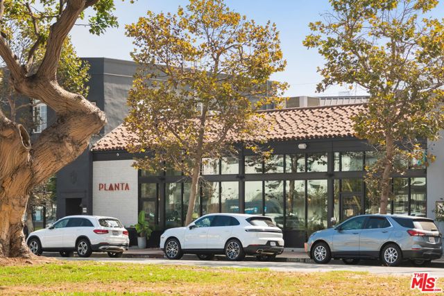 11645 Montana Avenue, Los Angeles CA: https://media.crmls.org/mediaz/4e9c76ac-ae12-4b40-b86c-2ebb3c5f6a5b.jpg