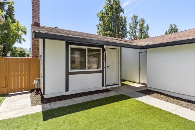 32555 Lake Bridgeport St, Fremont CA: https://media.crmls.org/mediaz/4e9c7892-072b-48d6-b7a3-9922f1810579.jpg