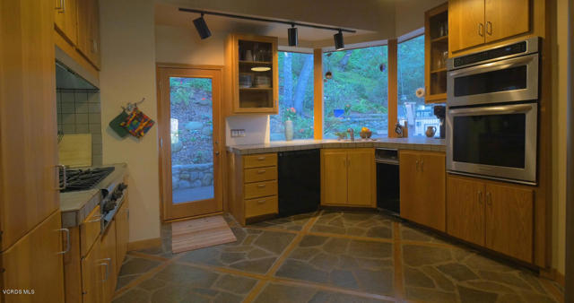 2442 Valley Meadow Drive, Oak View CA: https://media.crmls.org/mediaz/4e9cc4fe-fe3d-40d2-96f9-97106ff9c7cb.jpg