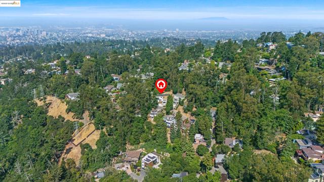 5915 Balboa Dr, Oakland CA: https://media.crmls.org/mediaz/4e9da4b4-b384-4019-84b8-56b9bddf5217.jpg