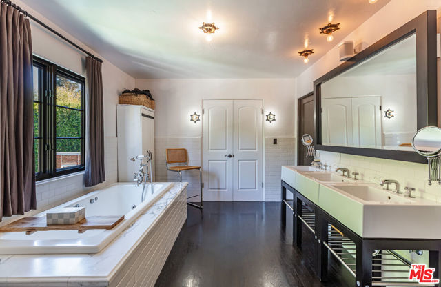 820 N Roxbury Drive, Beverly Hills CA: https://media.crmls.org/mediaz/4e9f3113-2d24-4f3d-8bb9-e556eed4258b.jpg