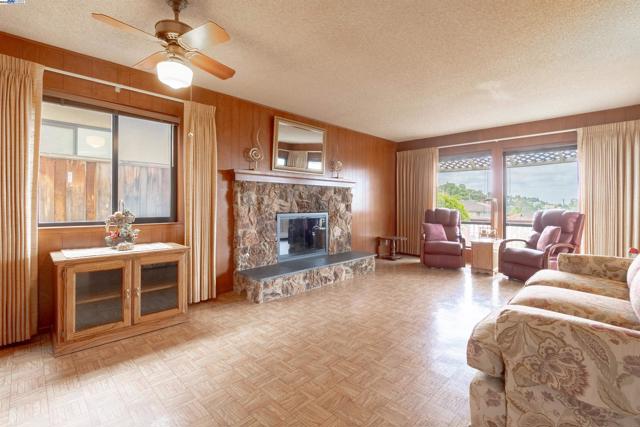 2177 Hillside Cir, San Leandro CA: https://media.crmls.org/mediaz/4e9f94b8-6a40-4e99-ab37-9d9eb08794f8.jpg