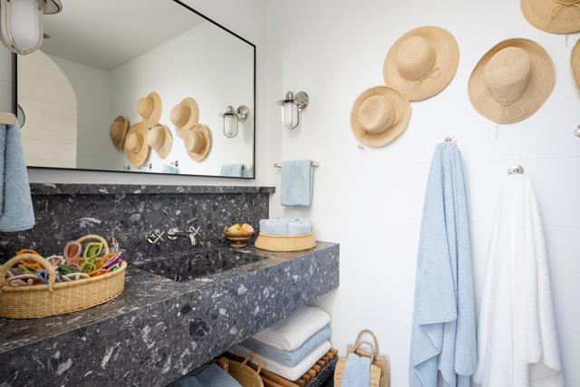 17845 Via de Fortuna, Rancho Santa Fe CA: https://media.crmls.org/mediaz/4ea03bc7-7d73-42a4-a9aa-f55e341428da.jpg