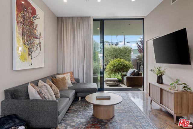 1102 Amoroso Place, Venice CA: https://media.crmls.org/mediaz/4ea054a6-26d8-41a9-8e69-95a9d502125d.jpg