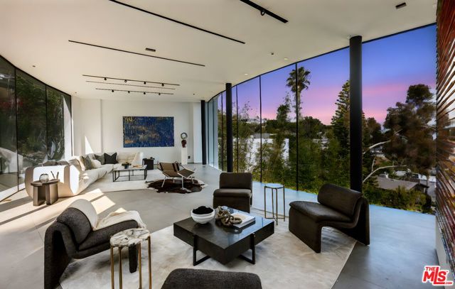 9277 Thrush Way, Los Angeles CA: https://media.crmls.org/mediaz/4ea09caa-4486-4e5c-85ec-cf591bb09f45.jpg