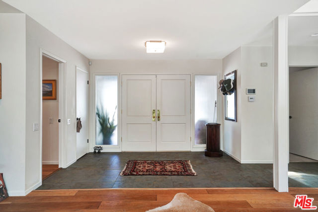 30612 Sicomoro Drive, Malibu CA: https://media.crmls.org/mediaz/4ea110c1-9a4f-4bf1-afe6-3e990d7ff20c.jpg