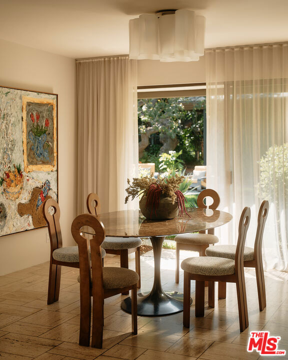 1117 N Beverly Drive, Beverly Hills CA: https://media.crmls.org/mediaz/4ea25020-fadf-46a0-9797-edbc52ba2e83.jpg