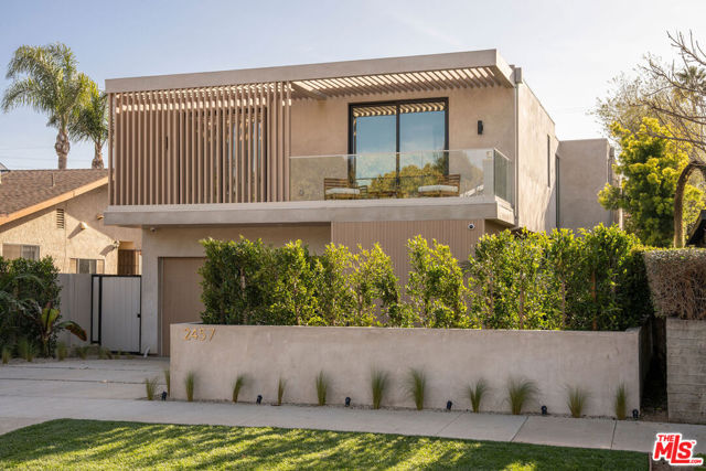 2457 Glyndon Avenue, Venice CA: https://media.crmls.org/mediaz/4ea3126b-fd2e-47fc-a5f8-4b735a39cb54.jpg