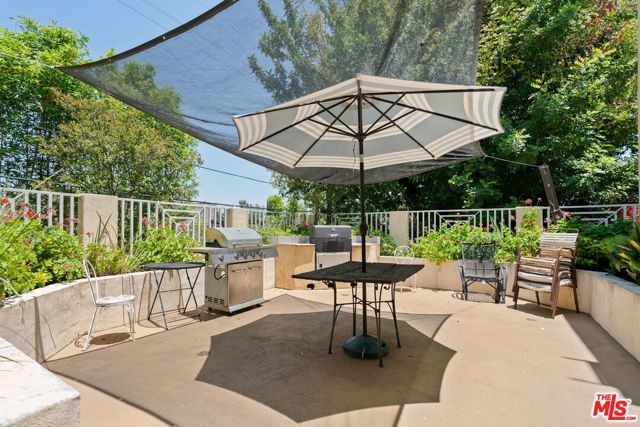 15939 Victory Boulevard, Van Nuys CA: https://media.crmls.org/mediaz/4ea319cd-6cf0-470f-bd2e-067dddf3666c.jpg