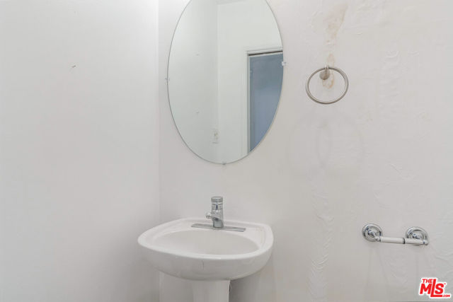 127 S Carson Road, Beverly Hills CA: https://media.crmls.org/mediaz/4ea3471b-bb29-4ecc-9b08-fb7abe5e5120.jpg