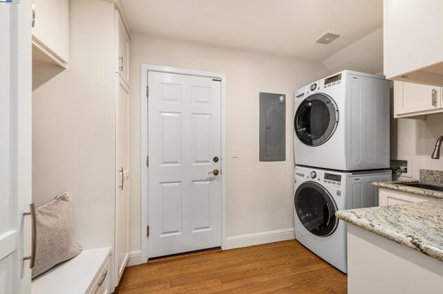 1398 Benedict Ct, Pleasanton CA: https://media.crmls.org/mediaz/4ea4872b-d358-446a-8330-4f653fd0f87d.jpg