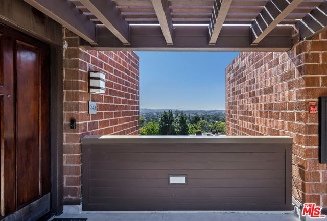 1033 Carol Drive, West Hollywood CA: https://media.crmls.org/mediaz/4ea4ed41-f5bf-4c97-b791-d4723a5321a6.jpg