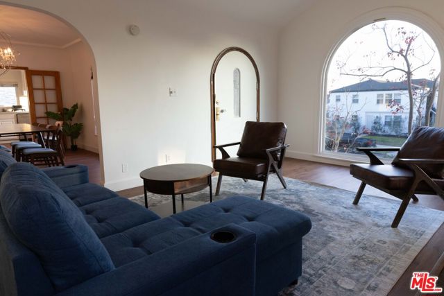 4925 W 20th Street, Los Angeles CA: https://media.crmls.org/mediaz/4ea608c4-6321-4225-bbfb-a041837daff7.jpg
