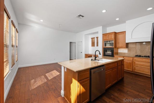 14694 Via Monteverde, San Diego CA: https://media.crmls.org/mediaz/4ea6427e-24f2-4827-ab21-9fc348bf5ed6.jpg