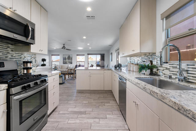 52540 Avenida Juarez, La Quinta CA: https://media.crmls.org/mediaz/4ea7dce9-f8eb-48ce-96c8-a52333bf6c91.jpg