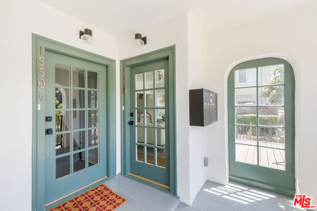 1550 Van Ness Avenue, Los Angeles, California 90019, 2 Bedrooms Bedrooms, ,1 BathroomBathrooms,Condominium,For Sale,Van Ness,24426181