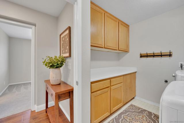 2106 Laura Dr, Escondido CA: https://media.crmls.org/mediaz/4ea8dab7-ca5c-4f1b-bcb0-7c4a423a1be7.jpg