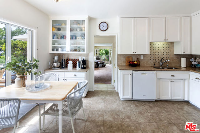 2916 Henrietta Avenue, La Crescenta CA: https://media.crmls.org/mediaz/4ea9412c-c0b9-4fb3-ac2a-db838676333c.jpg