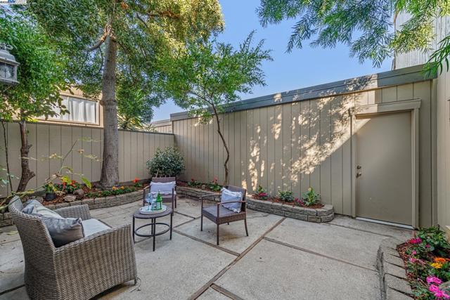 1030 Melrose Ave, Alameda CA: https://media.crmls.org/mediaz/4ea9fb91-0ed1-4e1f-ae8d-b0f02bdbda9b.jpg