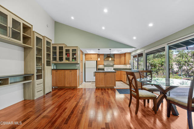 1641 Trafalgar Place, Westlake Village CA: https://media.crmls.org/mediaz/4eaa2176-119d-4bc8-ae92-978d333118ff.jpg