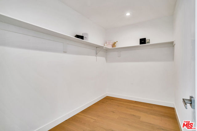 7832 Croydon Avenue, Los Angeles CA: https://media.crmls.org/mediaz/4eab80af-3f86-4e13-b3a5-7509946308df.jpg